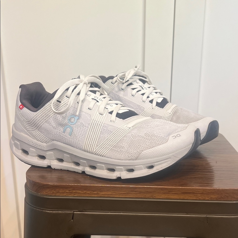 On Cloud Women’s Running Sneakers Size 8.5